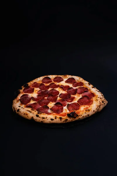 Zbliżenie Ujęcie Smakowitej Pizzy Odizolowanej Czarnym Tle — Zdjęcie stockowe
