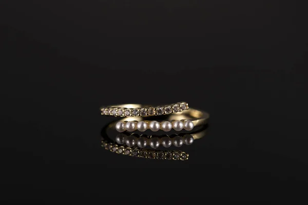 Egy Gyöngy Gyűrű Közelsége Fekete Alapon — Stock Fotó