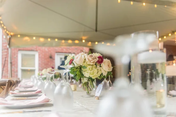 Gyönyörű Virágkompozíciókkal Díszített Esküvői Asztal — Stock Fotó