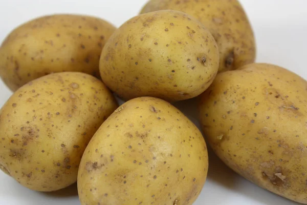 Een Close Van Hele Rauwe Aardappelen Geïsoleerd Een Grijze Achtergrond — Stockfoto