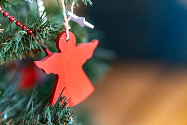 Tiro Foco Raso Uma Decoração Anjo Vermelho Pendurado Árvore Natal — Fotografia de Stock