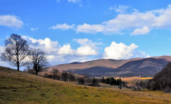 Beau Cliché Champ Sur Fond Paysages Naturels Sous Ciel Nuageux — Photo