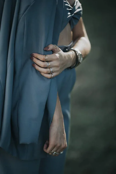 Parmakları Yüzükle Dolu Zarif Bir Elbise Giyen Bir Kadın — Stok fotoğraf