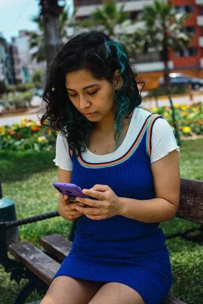 Una Foto Vertical Una Mujer Con Pelo Azul Charlando Con — Foto de Stock