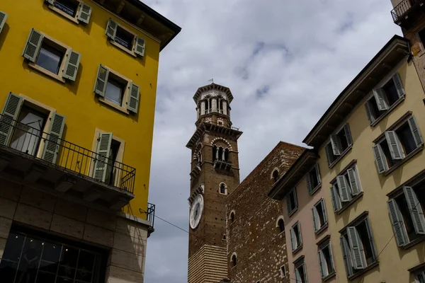 Italy Italy Jul 2018 Будівництво Фасаду Статуєю Типовою Будівництва Італії — стокове фото