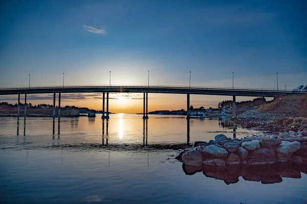 Ponte Hafrsfjord Rodeada Por Rochas Durante Pôr Sol Noite Stavanger — Fotografia de Stock