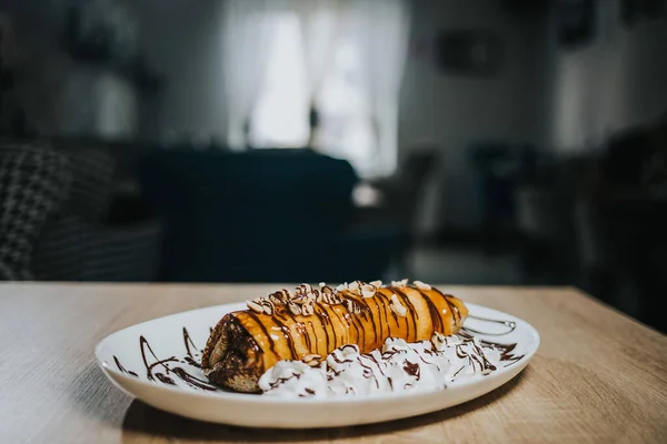 バニラクリームとチョコレートシロップをかけたキャラメルロール — ストック写真
