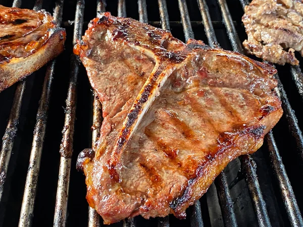 Der Prozess Des Grillens Köstlicher Steaks Auf Dem Grill — Stockfoto