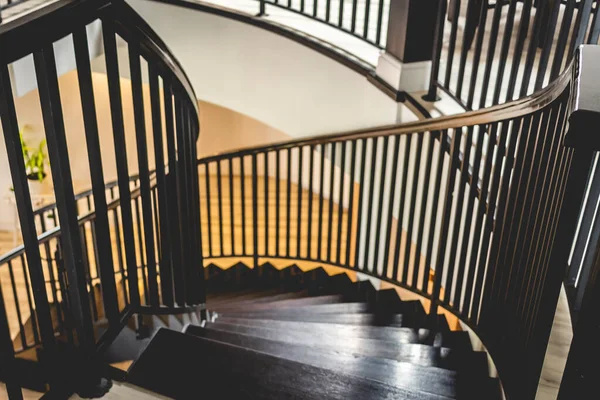 Eine Hohe Winkelaufnahme Einer Hölzernen Treppe — Stockfoto