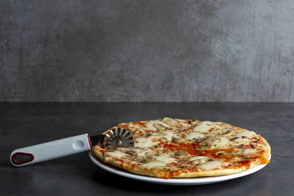 Pizza Snijder Eigentijdse Modieuze Grijze Keuken Teller Met Eenvoudige Kaas — Stockfoto