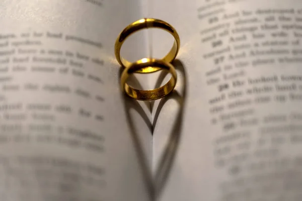 Egy Közeli Kép Jegygyűrűk Alkotó Szív Alakzatok Biblia Koncepció Szerelem — Stock Fotó