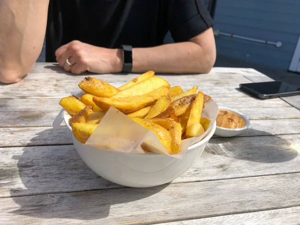 Primer Plano Una Persona Comiendo Tazón Papas Fritas Una Mesa — Foto de Stock