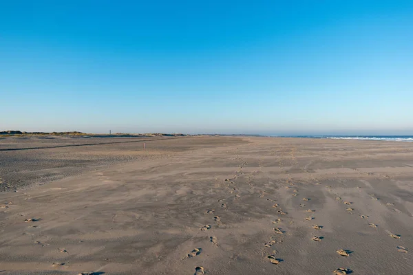 Een Zandstrand Vol Voetafdrukken Onder Blauwe Lucht Norderney — Stockfoto