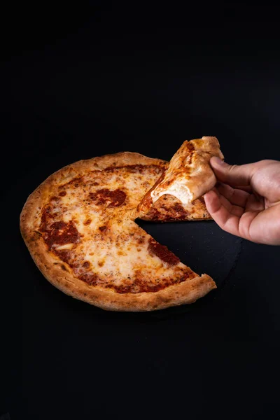 Detailní Záběr Chutně Vypadající Pizza Izolované Černém Pozadí — Stock fotografie