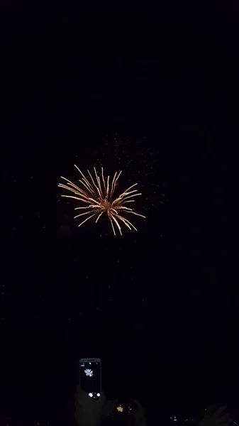 Вертикальный Снимок Телефона Запечатлевшего Сияющее Ночное Небо Красивым Фейерверком — стоковое фото