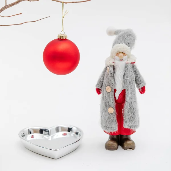 Рождественская Композиция Домашнего Декора Красном Сером Мягкой Игрушкой Санта Клауса — стоковое фото