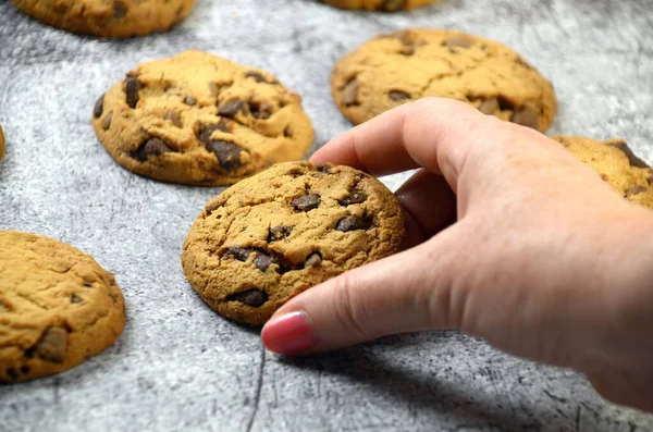 Eine Nahaufnahme Einer Frau Die Einen Frisch Gebackenen Leckeren Schokoladenkeks — Stockfoto