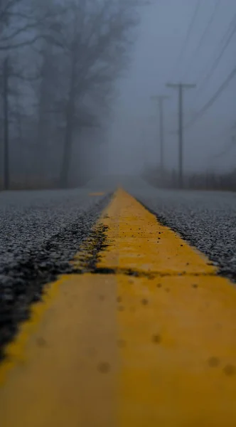 道路を覆う霧を背景に 道路の垂直方向のぼやけたショット — ストック写真