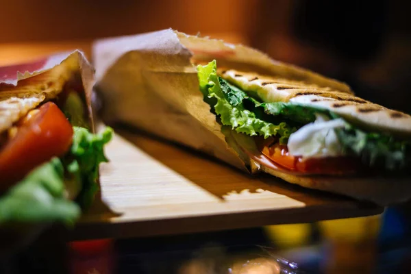 Eine Nahaufnahme Eines Leckeren Sandwiches Serviert Auf Einem Holzteller — Stockfoto