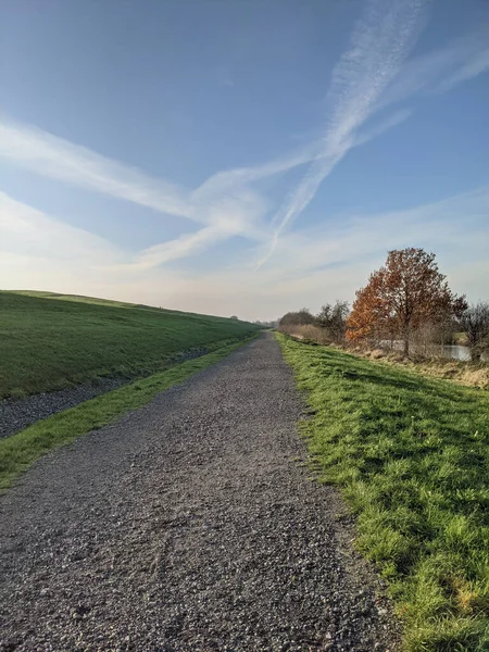 Een Prachtig Wolkenlandschap Boven Een Grindpad Overdag Emden Duitsland — Stockfoto