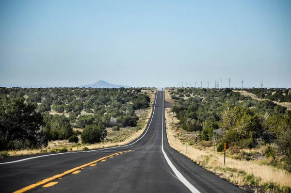 ユタ州 アメリカ アルゼンチンの国境を横断する長い道路 — ストック写真