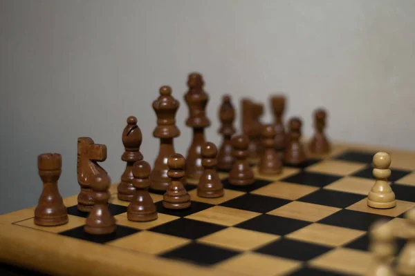 Detailní Záběr Hnědých Šachových Figurek Šachovnici — Stock fotografie