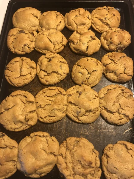 Una Toma Vertical Deliciosas Galletas Caseras Una Sartén Bajo Las — Foto de Stock