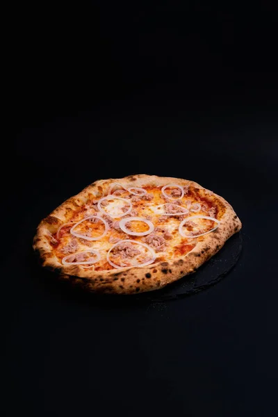 Zbliżenie Ujęcie Smakowitej Pizzy Odizolowanej Czarnym Tle — Zdjęcie stockowe