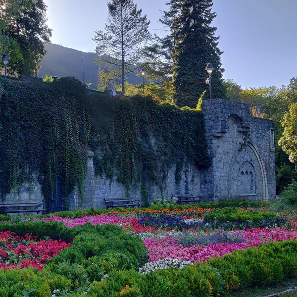 Eine Bunte Landschaft Einem Schönen Garten Mit Einer Alten Burgmauer — Stockfoto