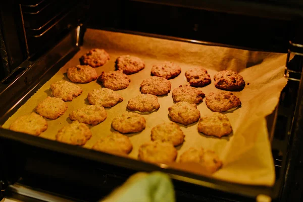 Gros Plan Des Délicieux Biscuits Ronds Fraîchement Cuits Sur Plaque — Photo