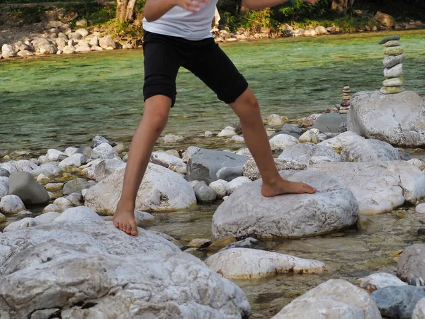 Молодий Чоловік Стоїть Камені Річці — стокове фото