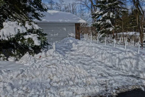 Eine Geschaufelte Auffahrt Vor Einer Garage Nach Einem Großen Schneesturm — Stockfoto