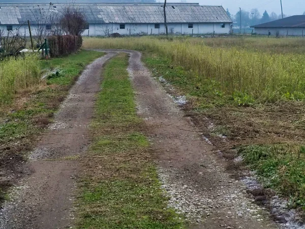 Ślady Samochodu Wsi Starymi Budynkami Oddali — Zdjęcie stockowe