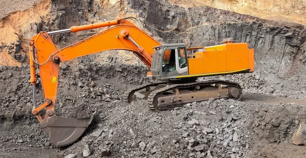 一种在露天矿中挖掘富矿岩石的黄色挖掘机 — 图库照片