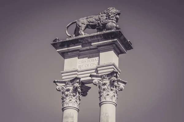 Uma Foto Tons Cinza Monumento Cristóvão Colombo Sevilha Espanha — Fotografia de Stock