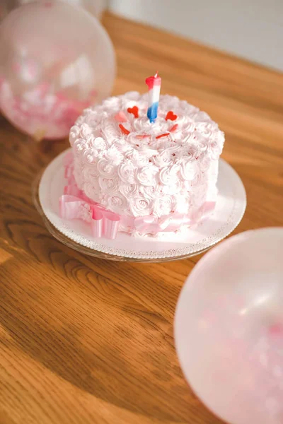 縞模様の色のキャンドルを持つ空想的な小さなケーキの選択的なフォーカスショット — ストック写真