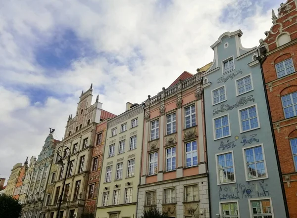 Tiro Ângulo Baixo Dos Edifícios Tradicionais Colo Cidade Velha Gdansk — Fotografia de Stock