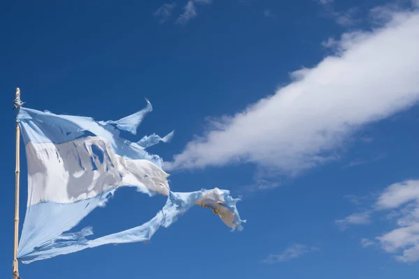 Arjantin Bayrağının Açık Mavi Gökyüzünün Altındaki Tahta Bir Direğe Bağlanmış — Stok fotoğraf