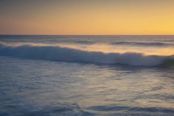 Colpo Ipnotizzante Del Mare Tramonto Dorato — Foto Stock