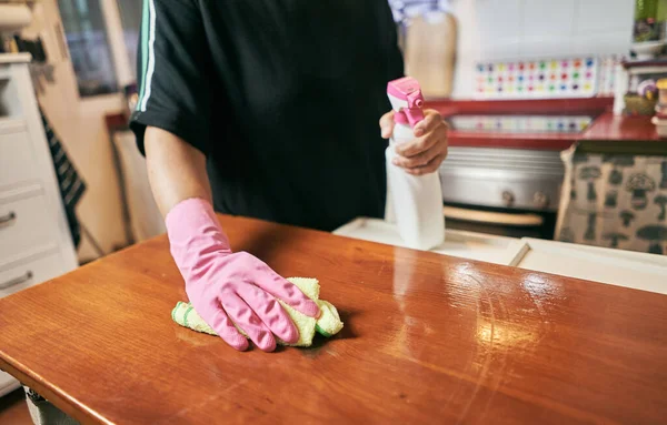 Fechamento Foco Seletivo Uma Mulher Limpando Mesa Cozinha Com Desinfetante — Fotografia de Stock