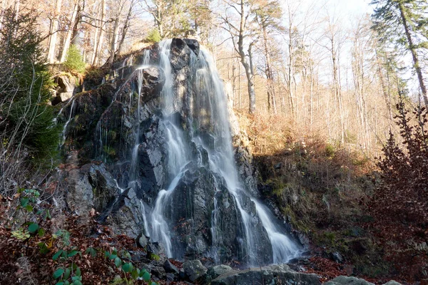 Una Bella Cascata Roccia Nella Foresta Durante — Foto Stock