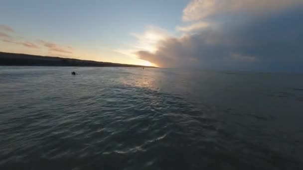 Mensen Die Watersporten Oceaan Met Zandige Kust Achtergrond — Stockvideo