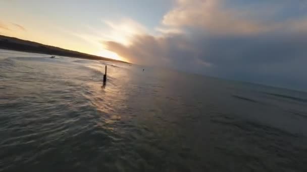 Emberek Csinálnak Vízi Sportok Óceán Homokos Tengerpart Háttérben — Stock videók