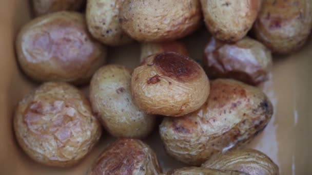 Close Fresh Baked Potatoes Basket — Αρχείο Βίντεο