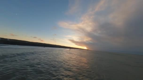 Emberek Csinálnak Vízi Sportok Óceán Homokos Tengerpart Háttérben — Stock videók