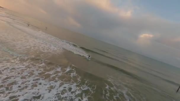 Mensen Die Watersporten Oceaan Met Zandige Kust Achtergrond — Stockvideo