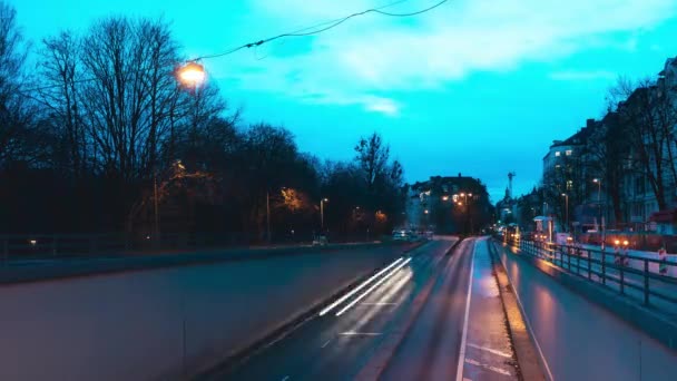 Tiden För Vägtrafiken Centrala München Går Bilbelysningen Drar Ljusspår Den — Stockvideo