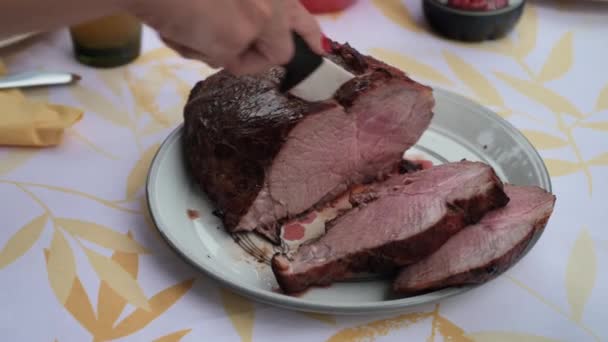 Una Vista Manos Femeninas Sosteniendo Cuchillo Tenedor Cortando Carne Res — Vídeos de Stock