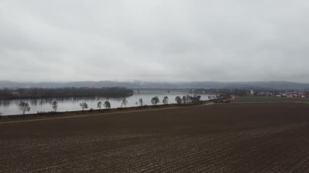 Een Drone Uitzicht Donau Omringd Door Bomen Onder Een Bewolkte — Stockvideo