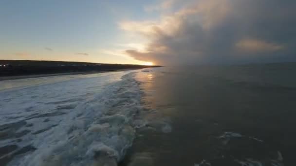 Mensen Die Watersporten Oceaan Met Zandige Kust Achtergrond — Stockvideo